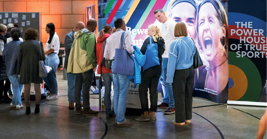 Der Stand des LSB NRW f r die Olympiabewerbung NRW im Landtag D sseldorf umringt von inteessierten Menschen