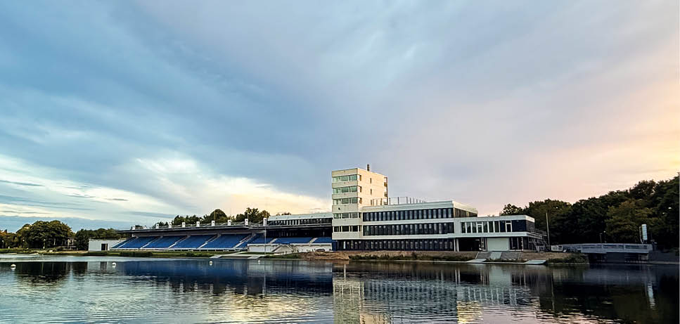 Foto der frisch renovierten Regattabahn in D ssbuirg in der blauen Stunde