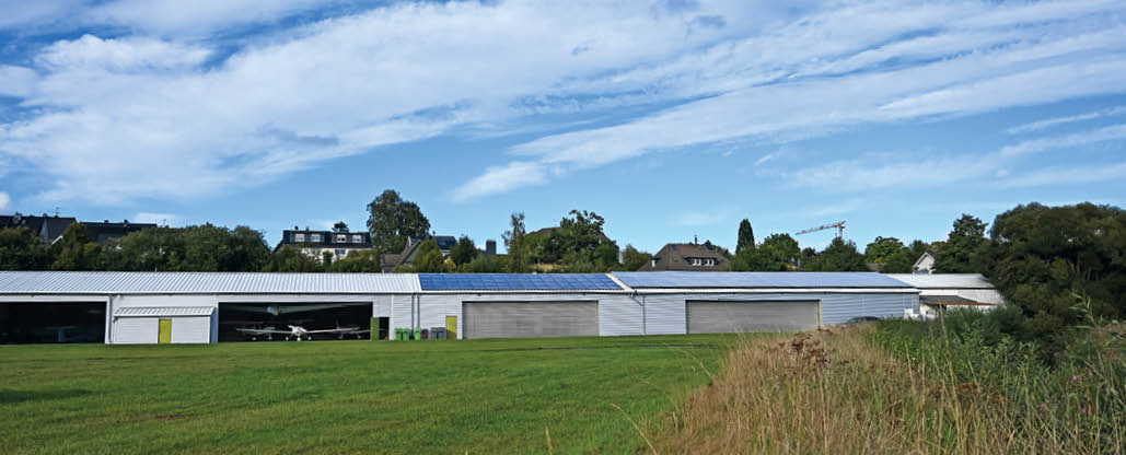 Sportflugpaltz des LSV Wipperf rth. Die Halle mit dem neuen Solardach