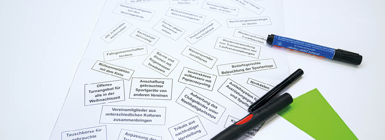 Symbolbild mit Stiften und Papier