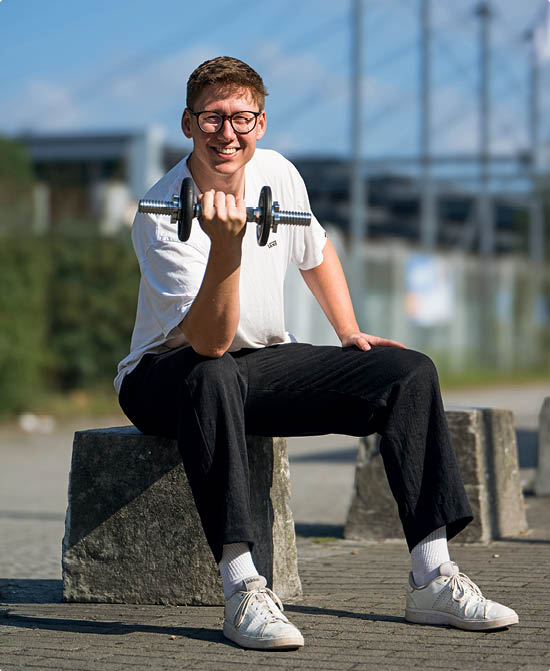 Jugendlicher beim Krafttraining