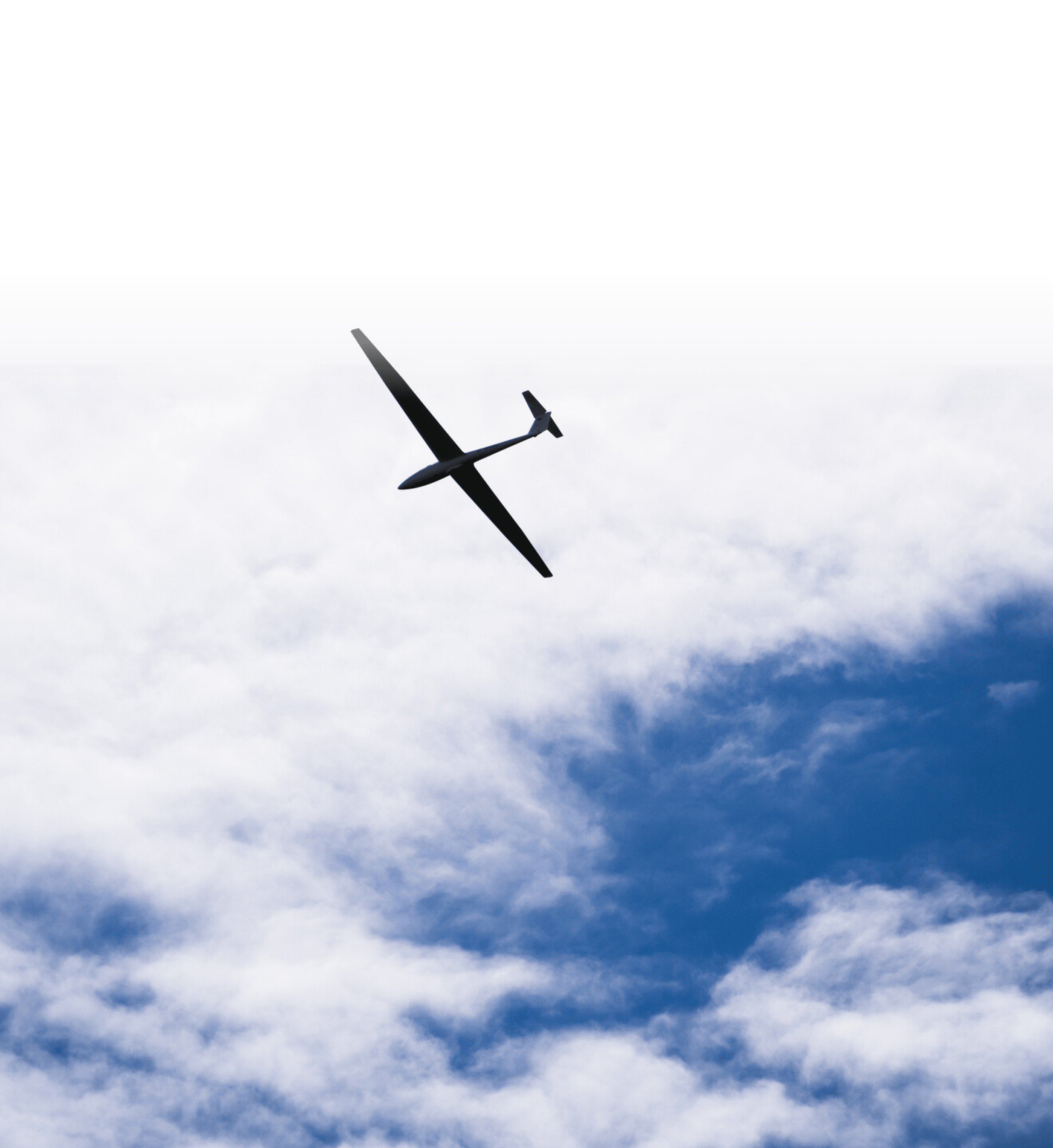 Segelflugzeug des Toptalente NRW vor einer imposanten Wolkenkulisse