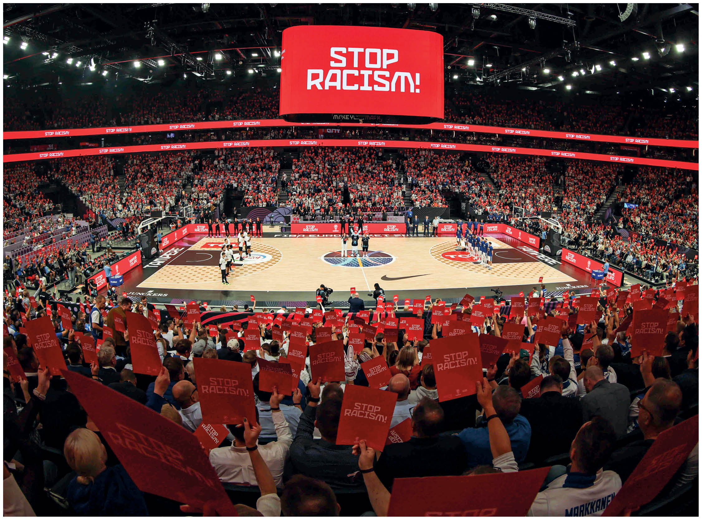 Bild des Monats - Gef llte Halle w hrend der Basketball WM. Auf der Anzeigetafel steht Stop Racism