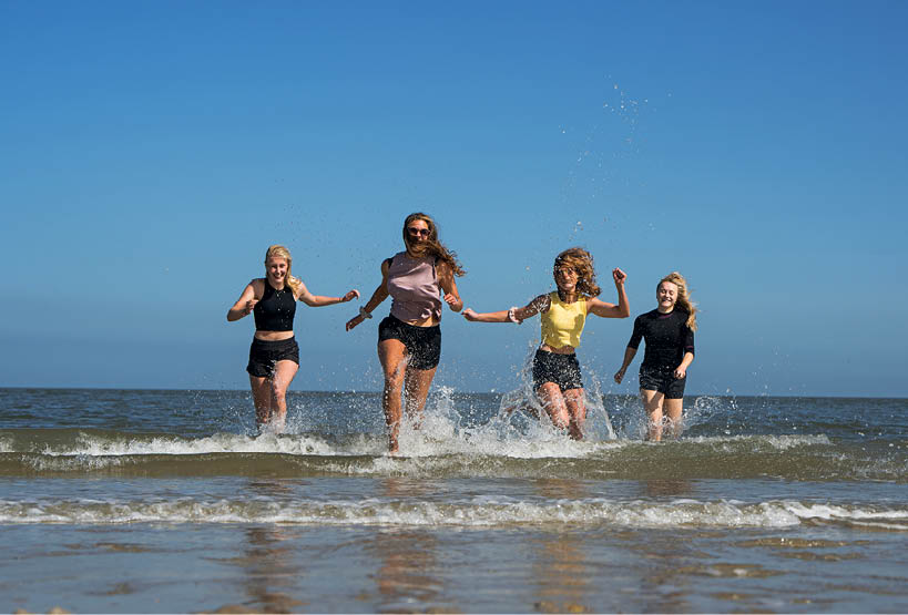 Laufende Jugendliche am Meer