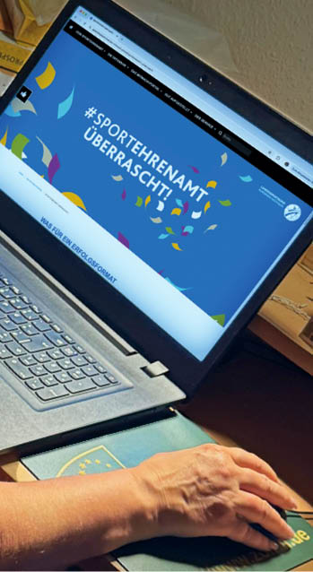 Ein Notebook auf dem die Seite sportehrenamt.nrw zu sehen ist