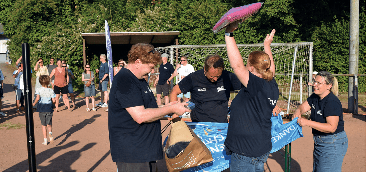 Gelungene berraschung in Bochum: J rgen Buschmann (l.)  bergibt das #SPORTEHRENAMT  BERRASCHT!-Paket an Christina Niessalla