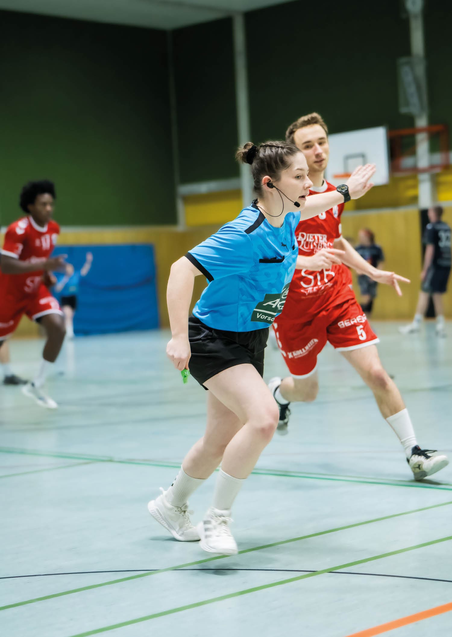 Handball Schiedsrichterin auf dem Spielfeld bei einem Handballspiel