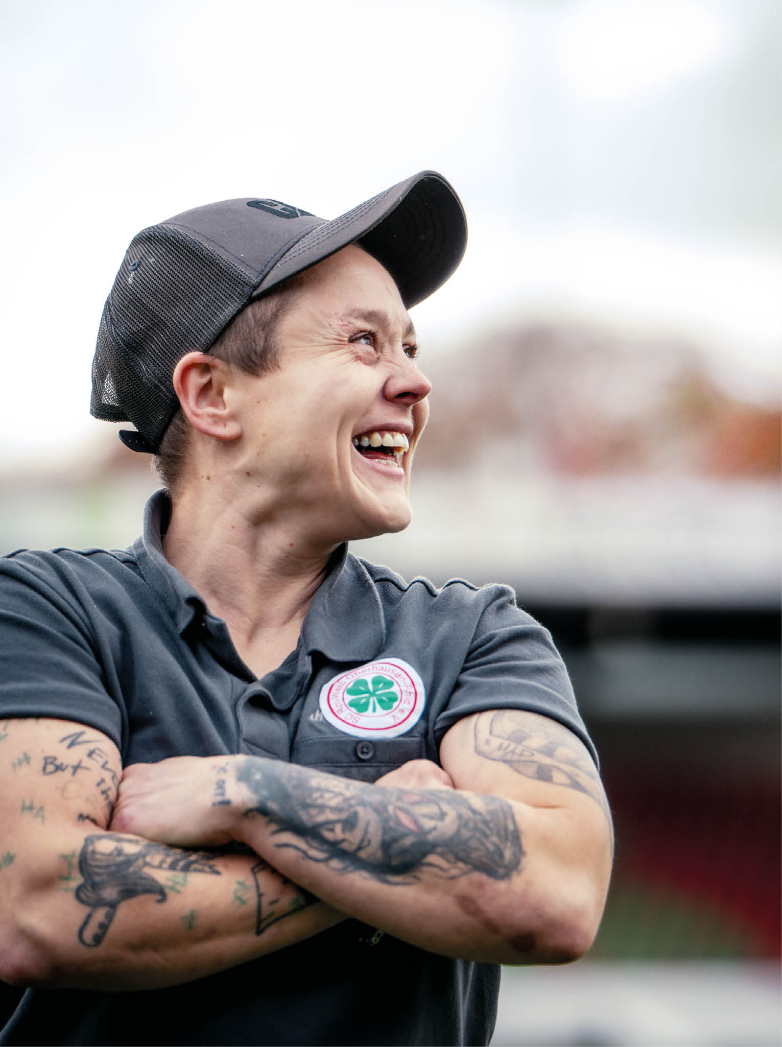 Cover der Wir im Sport zeigt eine Platzwartin