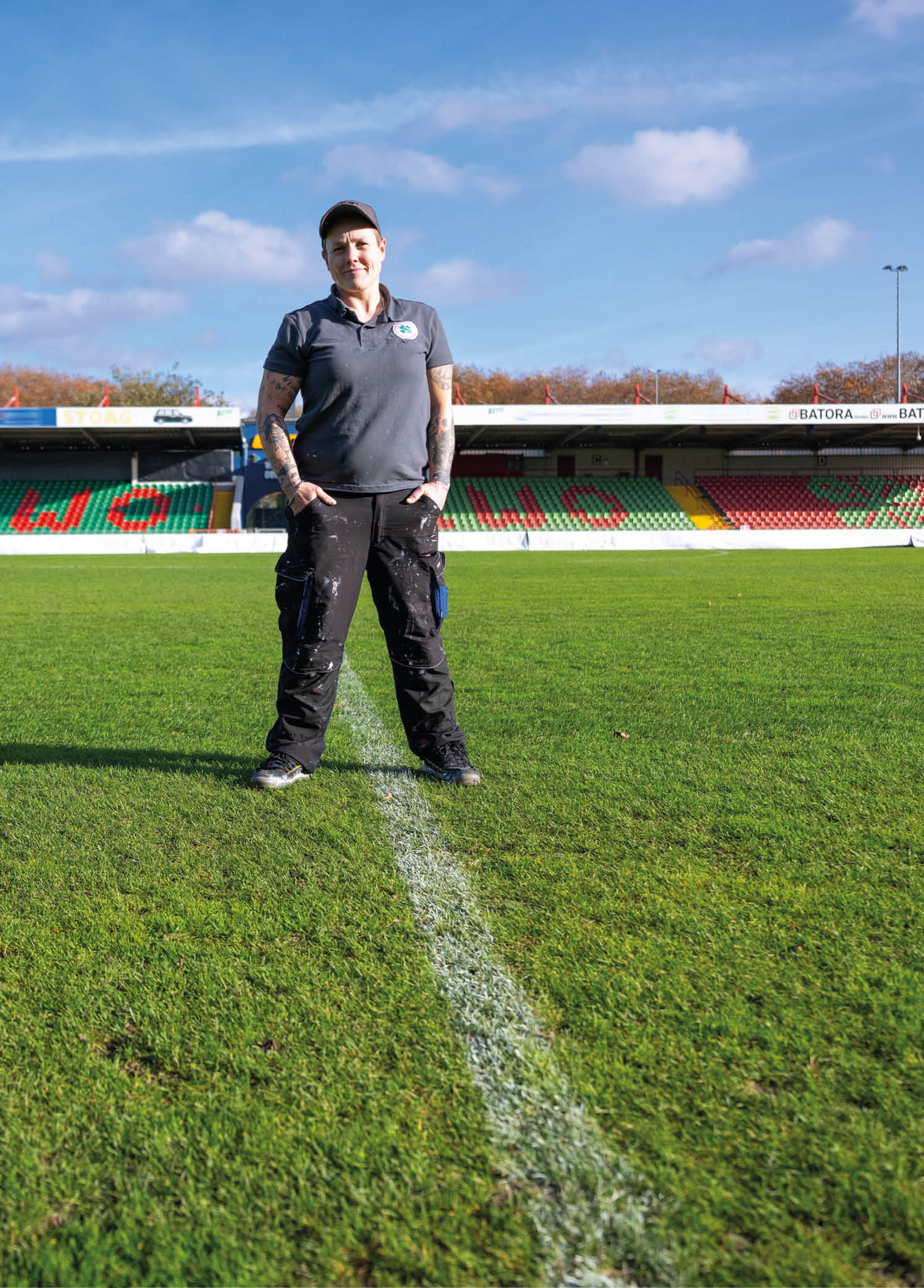 Platzwartin stehend auf einem Stadionplatz 