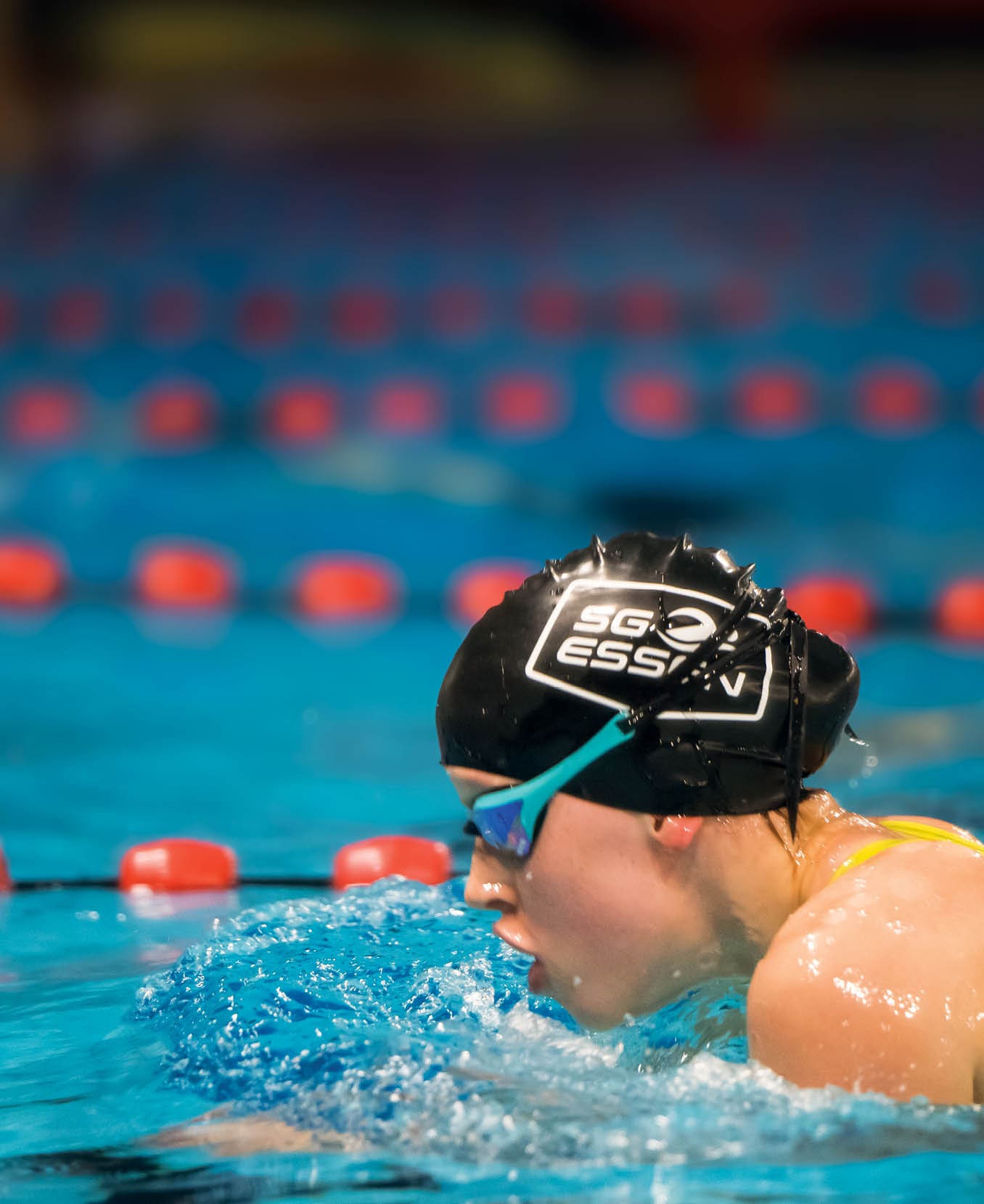 Nicolas Kierdorf das Toptalente NRW im Herbst kniet auf der Startbahnwiese und inspiziert sein Segelflugzeug
