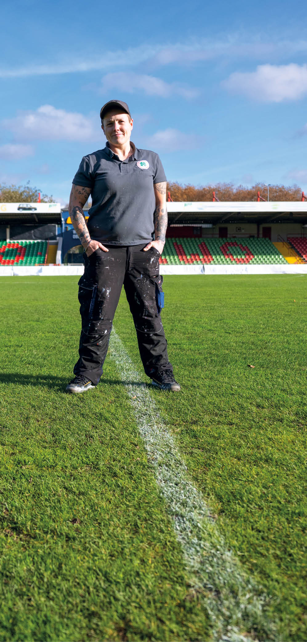 Platzwartin stehend auf einem Stadionplatz 
