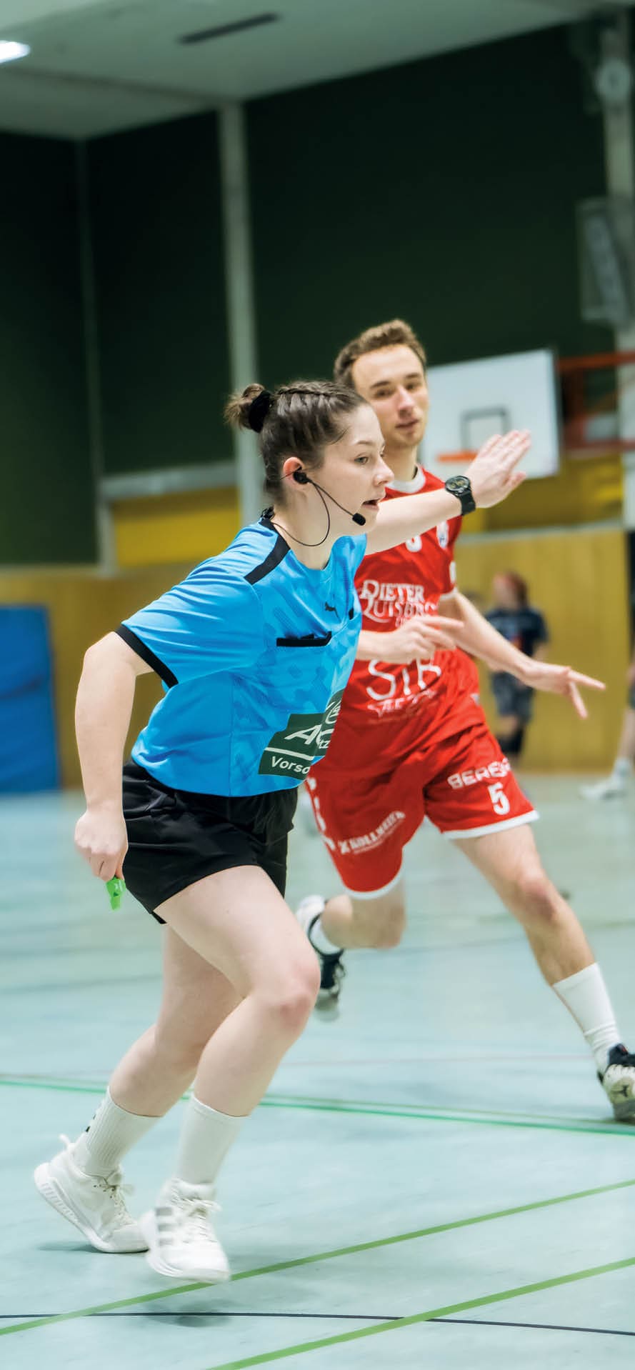 Handball Schiedsrichterin auf dem Spielfeld bei einem Handballspiel