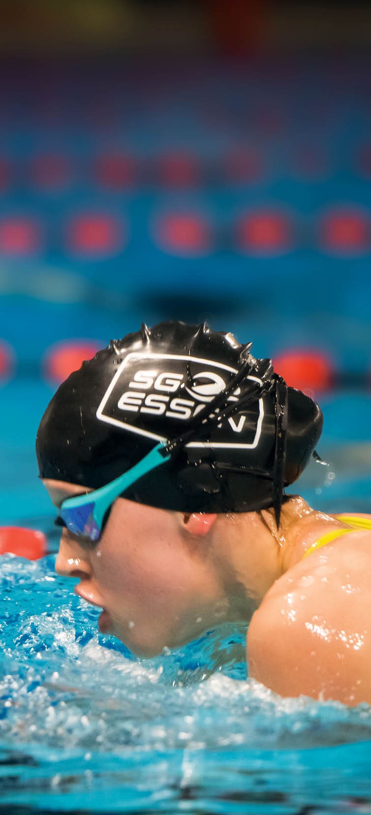 Nicolas Kierdorf das Toptalente NRW im Herbst kniet auf der Startbahnwiese und inspiziert sein Segelflugzeug