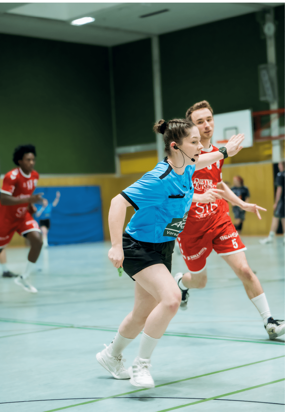 Handball Schiedsrichterin auf dem Spielfeld bei einem Handballspiel