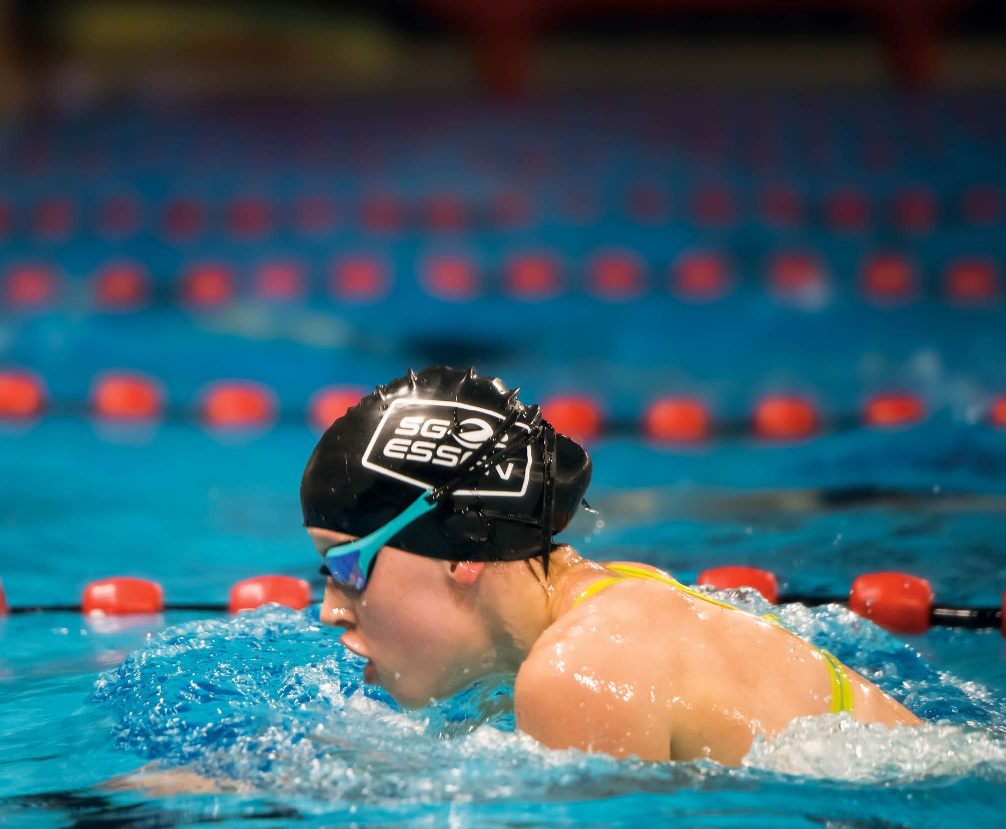 Nicolas Kierdorf das Toptalente NRW im Herbst kniet auf der Startbahnwiese und inspiziert sein Segelflugzeug