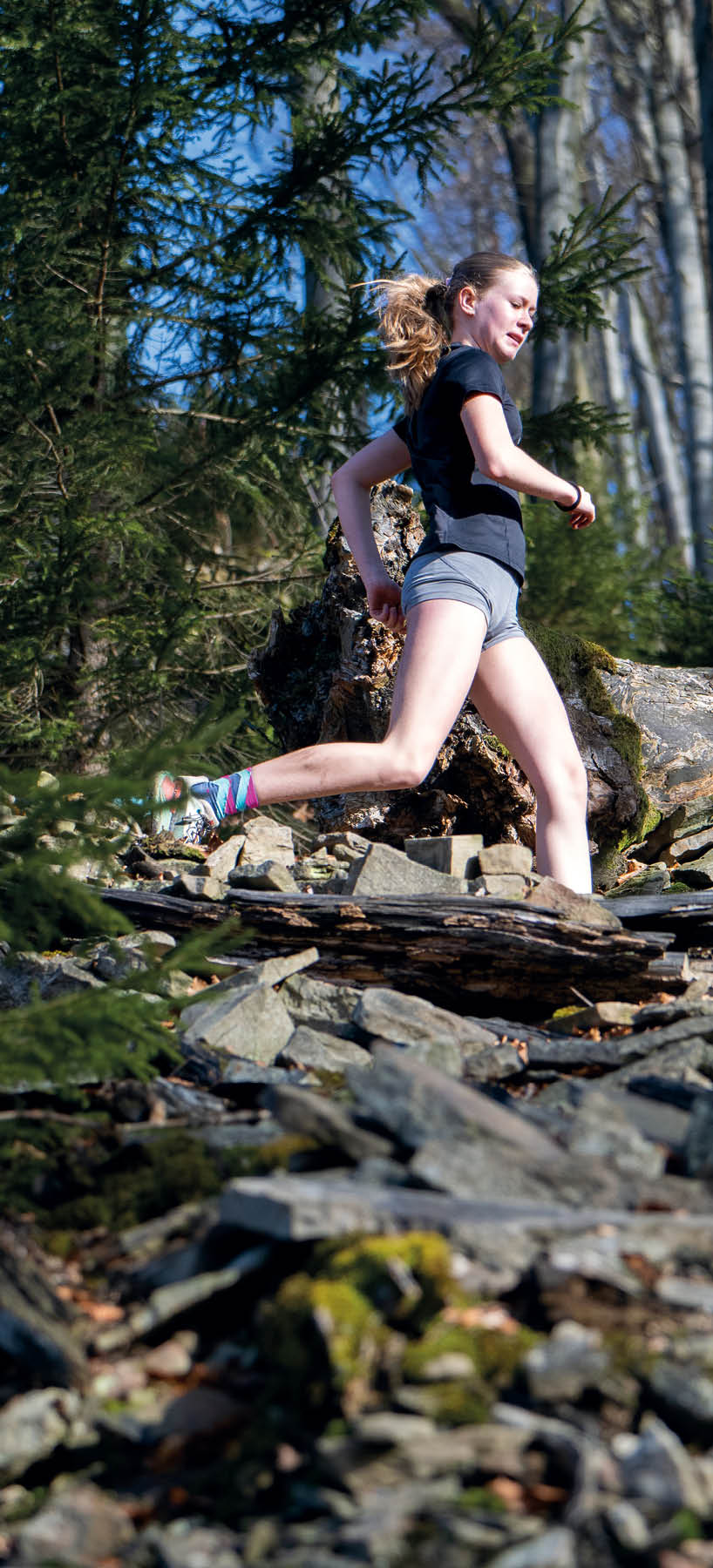 Trendsport abseits der blichen Wege: Trailrunning - Jugendliche l uft querfeldein durch den Wald