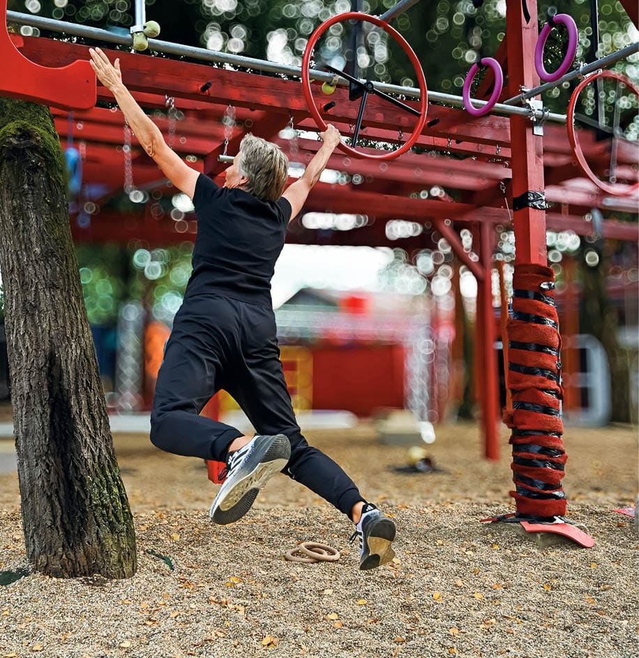 Ninja Sport. Eine Frau h ngelt sich einem Hinderniss enttlang