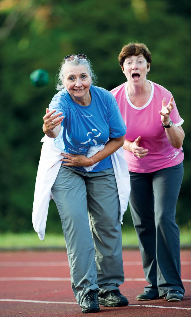 Crossboccia: Zwei ltere Frauen spielen Botticia. Die Frau im Vordergrund wirft eine Kugel