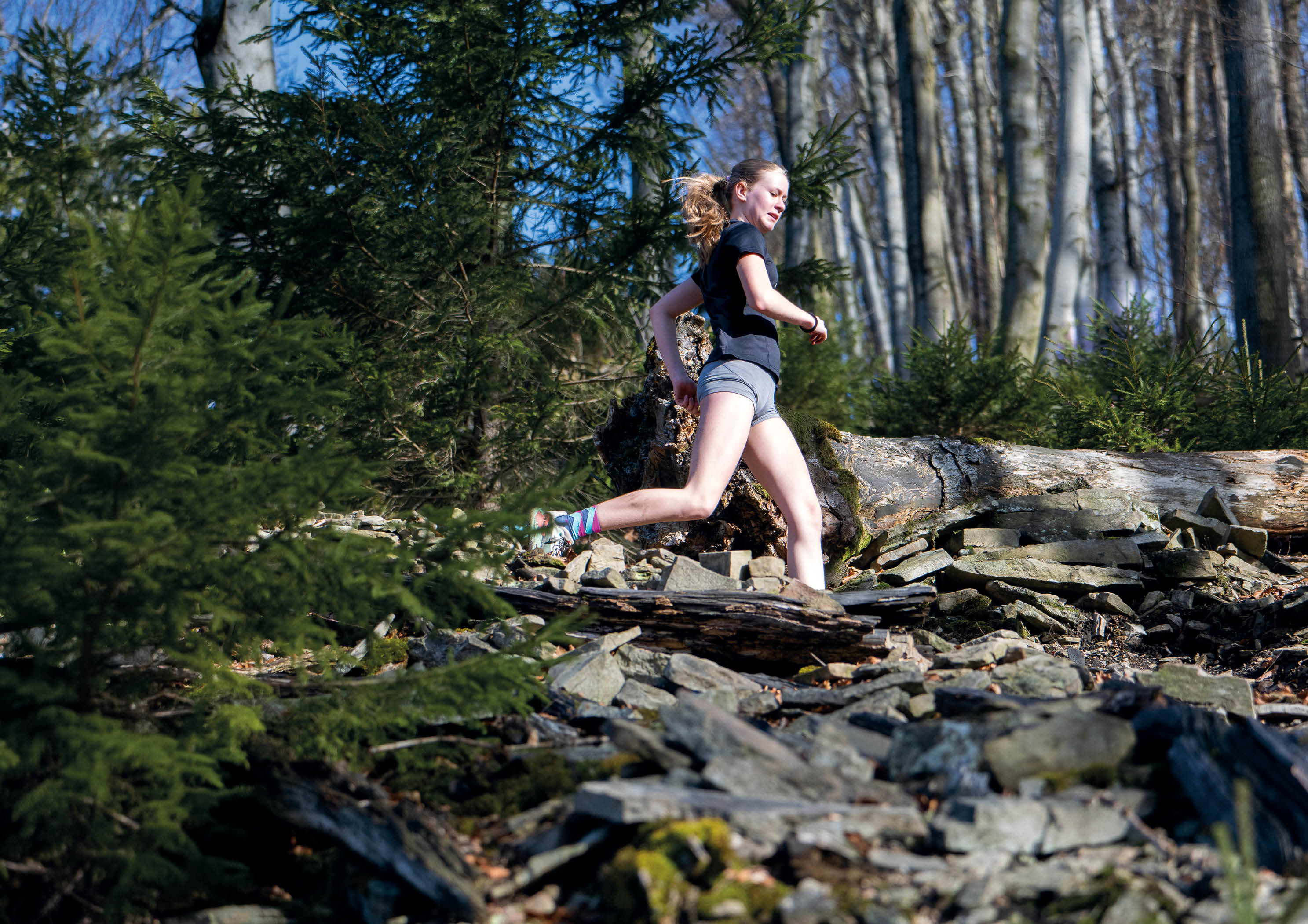 Trendsport abseits der blichen Wege: Trailrunning - Jugendliche l uft querfeldein durch den Wald