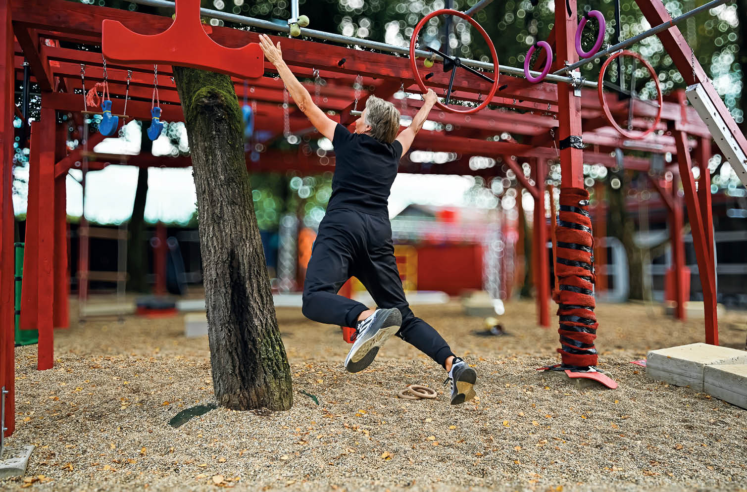 Ninja Sport. Eine Frau h ngelt sich einem Hinderniss enttlang