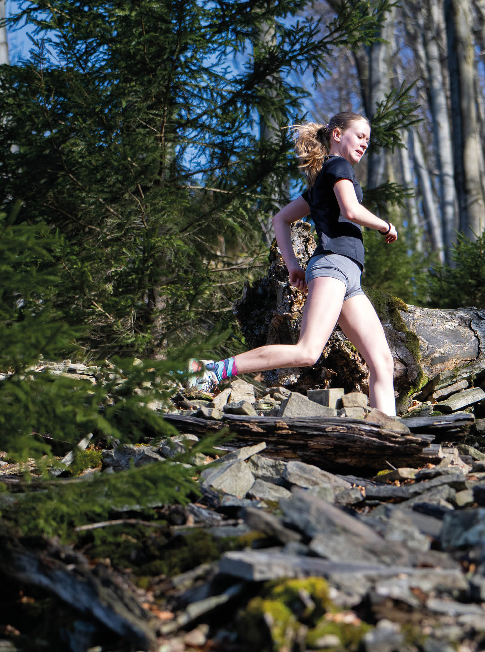 Trendsport abseits der blichen Wege: Trailrunning - Jugendliche l uft querfeldein durch den Wald