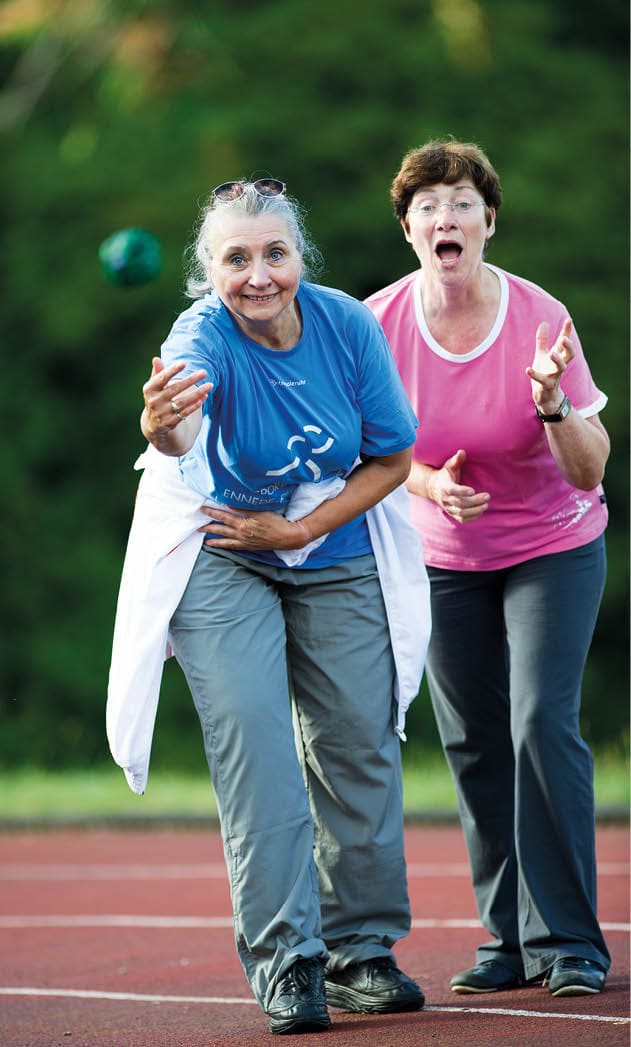 Crossboccia: Zwei ltere Frauen spielen Botticia. Die Frau im Vordergrund wirft eine Kugel