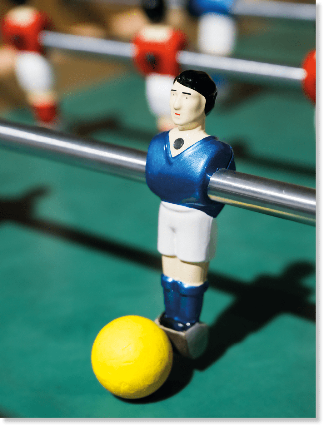 Cover der Wir im Sport zeigt eine typische blaue Tischfussballfigur mit einem gelben Ball an seinem Fu . Auf seinem Trikot steht “Partner" und auf seiner Hose "Sponsor". Auf dem Ball steht "Unterst tzer".