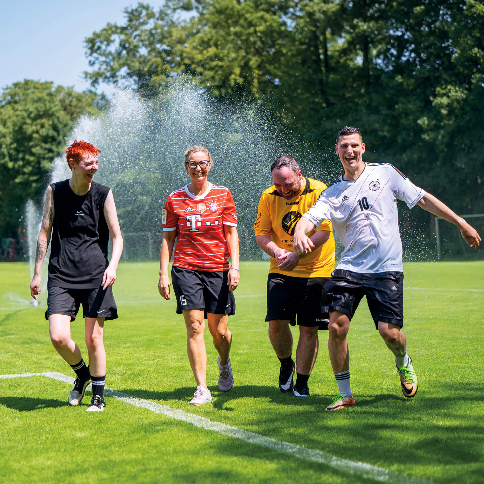 Bild einer leeren Sporthalle. Zu sehen ist der rote Hallenboden mit den markiereungen f r verschiedene Spielfeder. Eine  braune Holzwand im Hintergrund und im rechten Bereich eine Fensterfront.