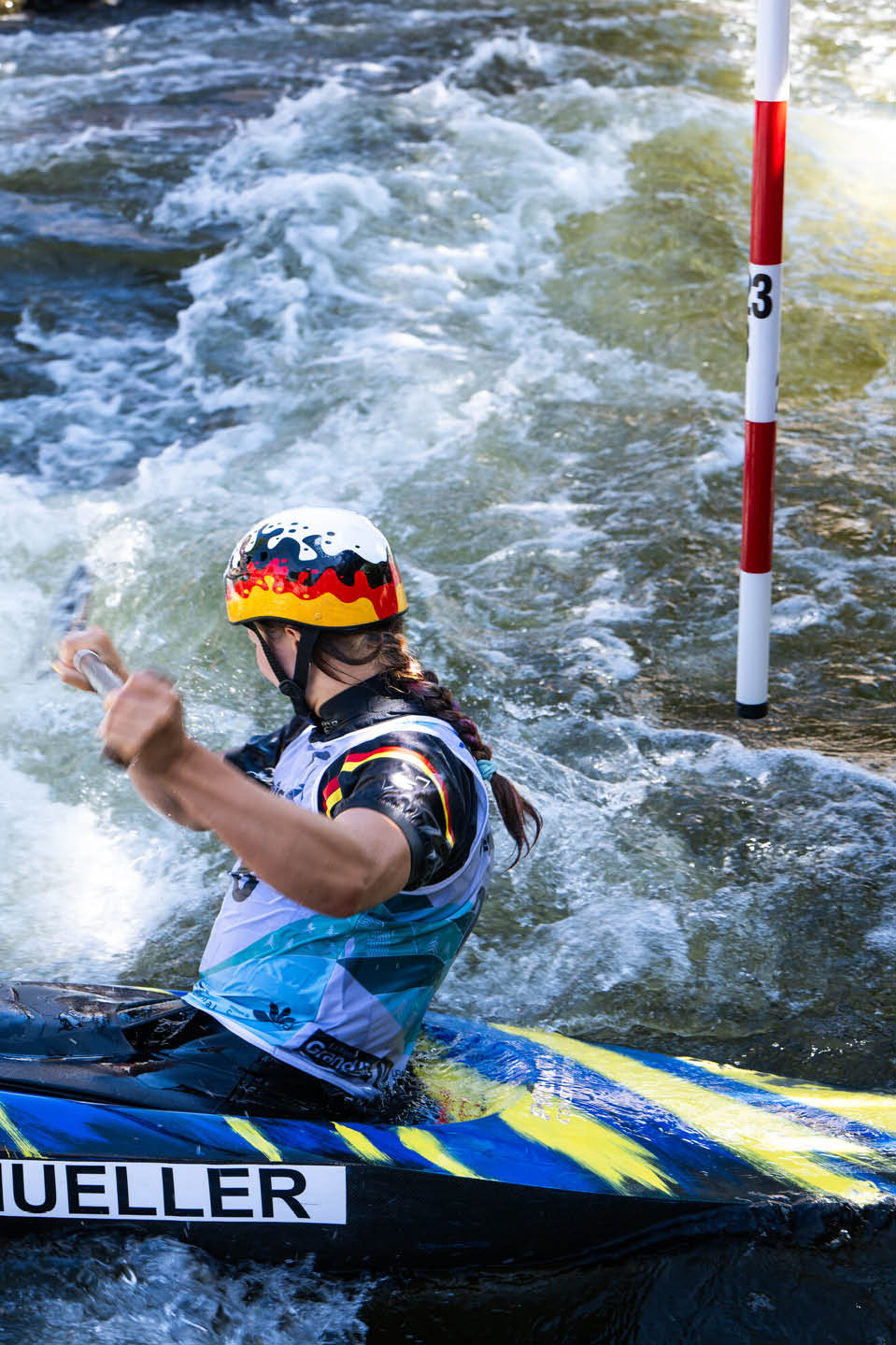 Eine Person mit Helm f hrt auf einem Kajak durch bewegtes Wasser mit Schaum und Wellen. Beschreibung von KI generiert