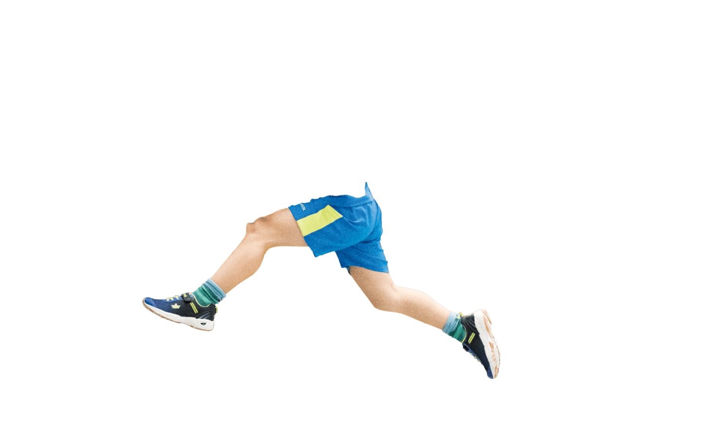Ein Kind in blauem Sportoutfit springt mit ausgestreckten Armen und Beinen in der Luft vor wei em Hintergrund. Beschreibung von KI generiert