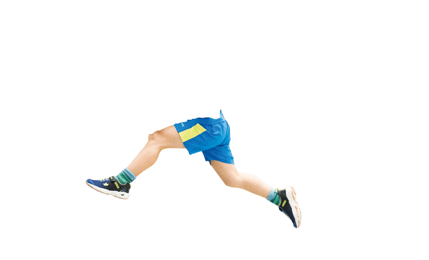 Ein Kind in blauem Sportoutfit springt mit ausgestreckten Armen und Beinen in der Luft vor wei em Hintergrund. Beschreibung von KI generiert