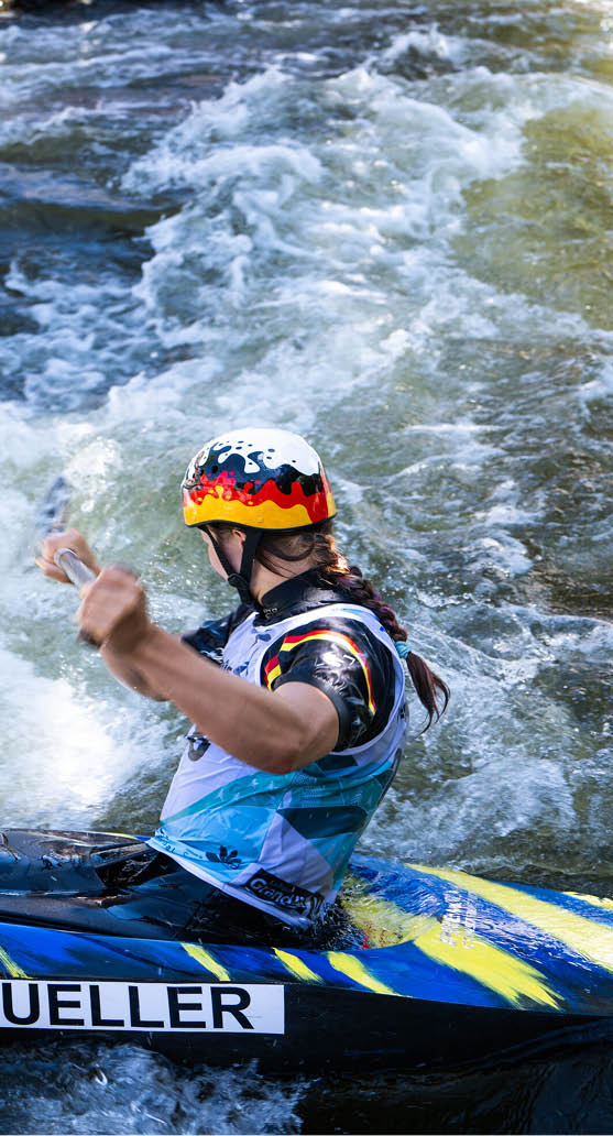 Eine Person mit Helm f hrt auf einem Kajak durch bewegtes Wasser mit Schaum und Wellen. Beschreibung von KI generiert