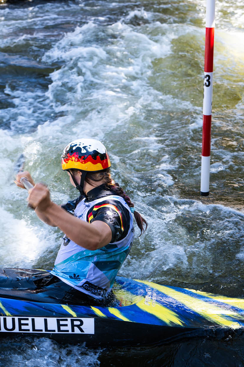Eine Person mit Helm f hrt auf einem Kajak durch bewegtes Wasser mit Schaum und Wellen. Beschreibung von KI generiert