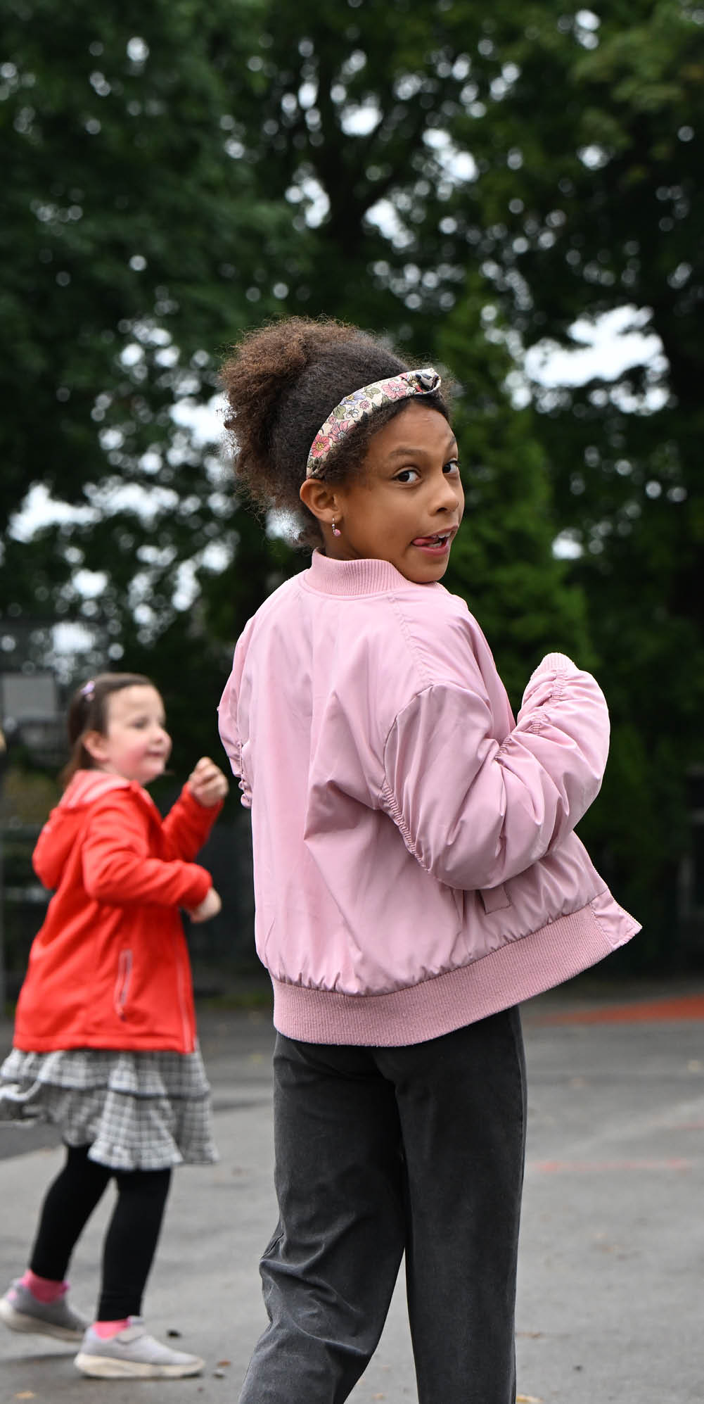 Vocer Wir im Sport: Kinder durchlaufen spielerisch einen Bewegungsparcours beim Kibaz-Fest im Eifgen-Stadion
