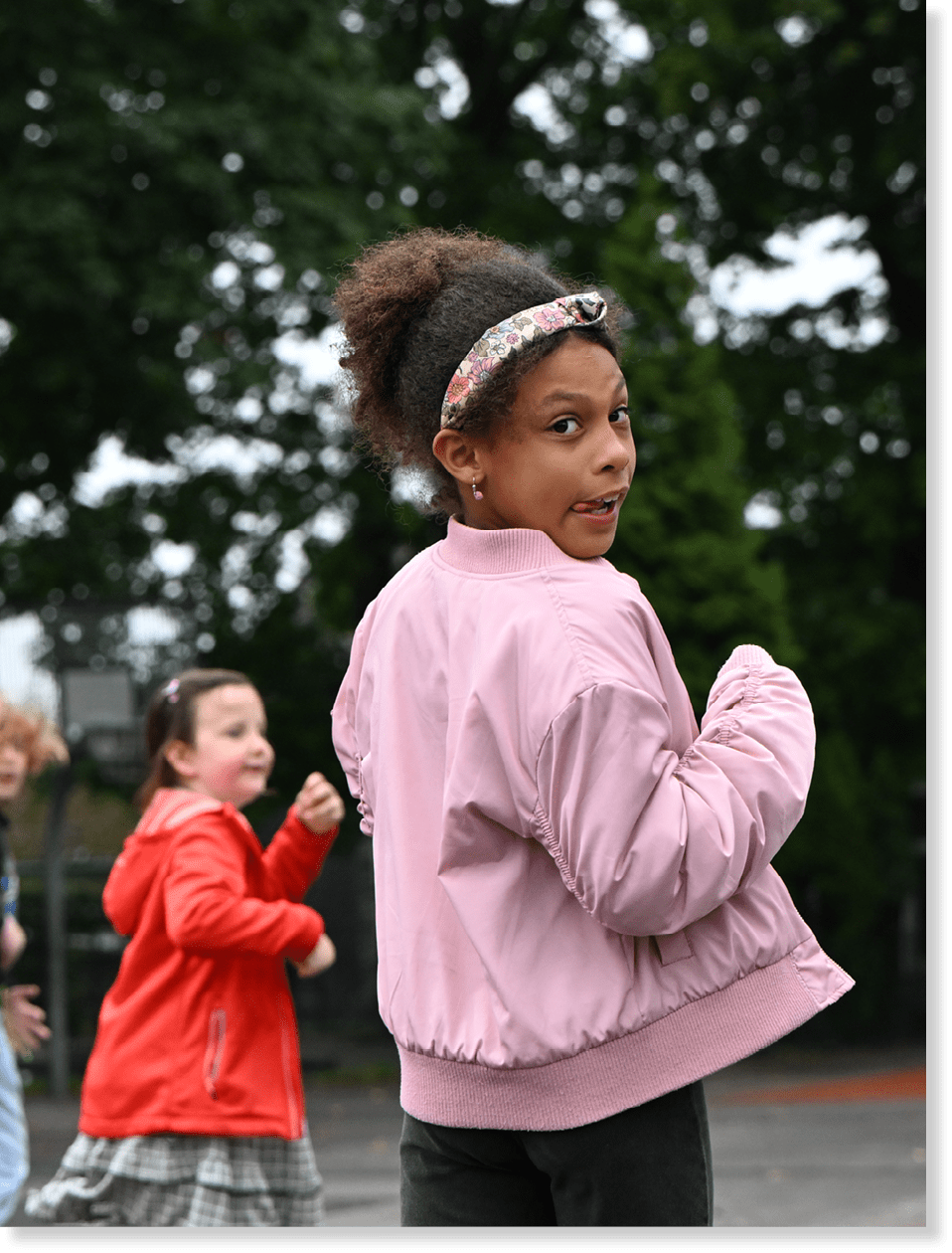 Vocer Wir im Sport: Kinder durchlaufen spielerisch einen Bewegungsparcours beim Kibaz-Fest im Eifgen-Stadion